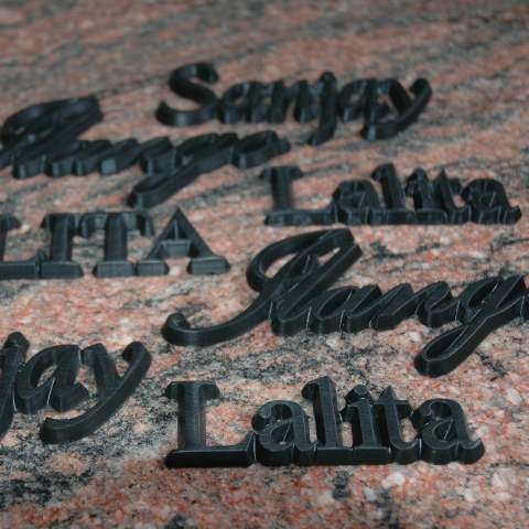 Lettre aluminium collée sur la stèle ou le monument. Les lettres ne s'altèrent pas dans le temps : type sanjay ambiance-sanjay-noir
