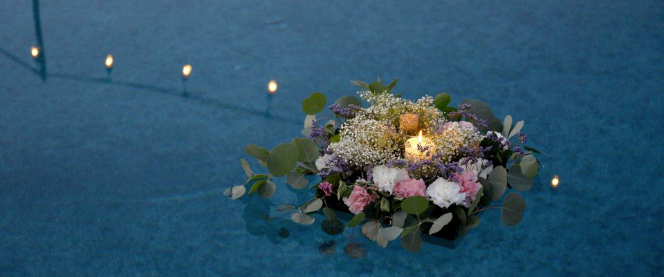 Hommage dispersion des cendres en mer avec des fleurs